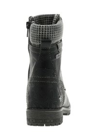 Bottines noires à finition texturée, dotées d'une tige épaisse à motifs et d'une semelle à motifs. Fermeture éclair au dos pour un enfilage facile.