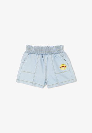 Hellblaue Denim-Shorts mit elastischem Bund, zwei vorderen Taschen und einem runden Logo-Patch mit "1970" in Gelb und Rot.