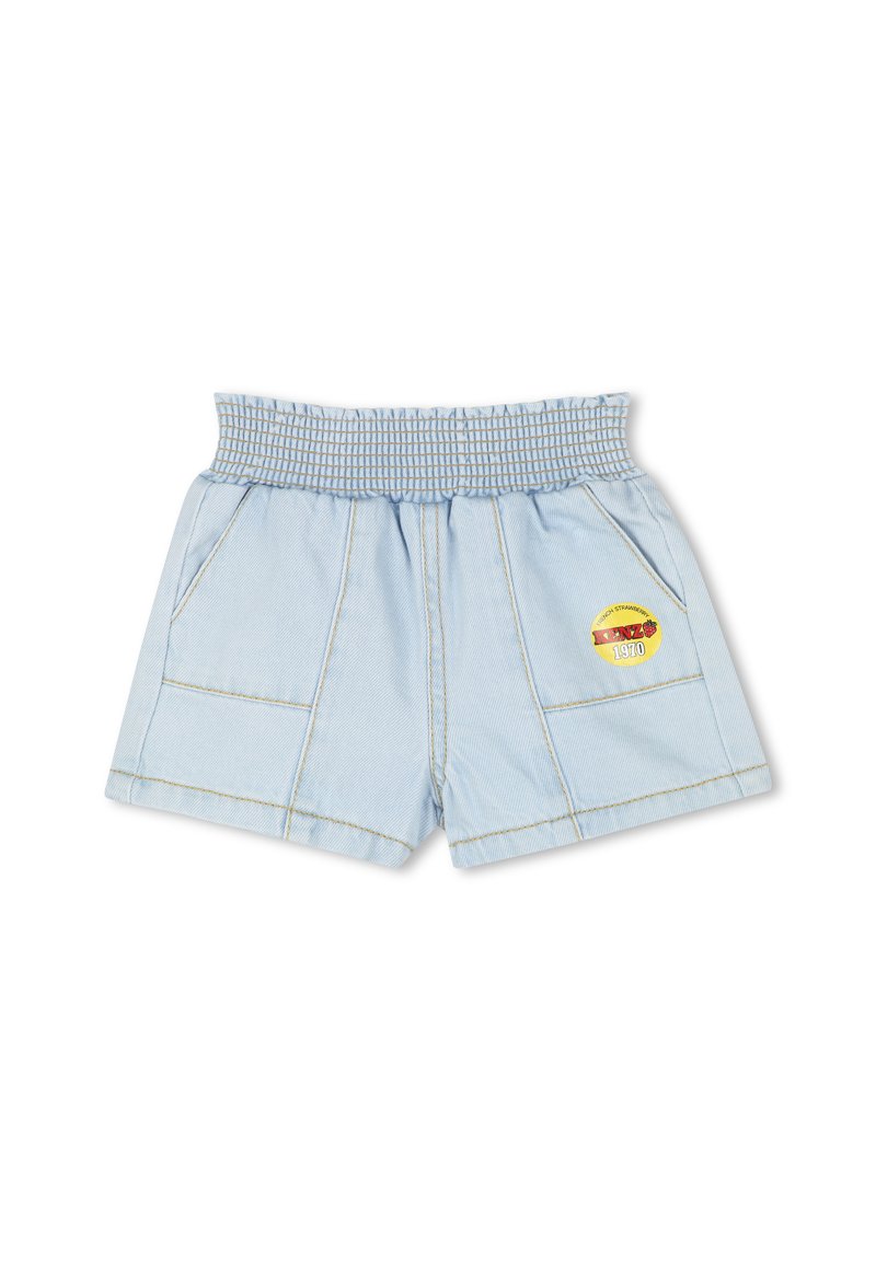 Shorts en denim bleu clair avec une taille froncée, deux poches avant et une étiquette circulaire avec le logo "1970" en jaune et rouge.