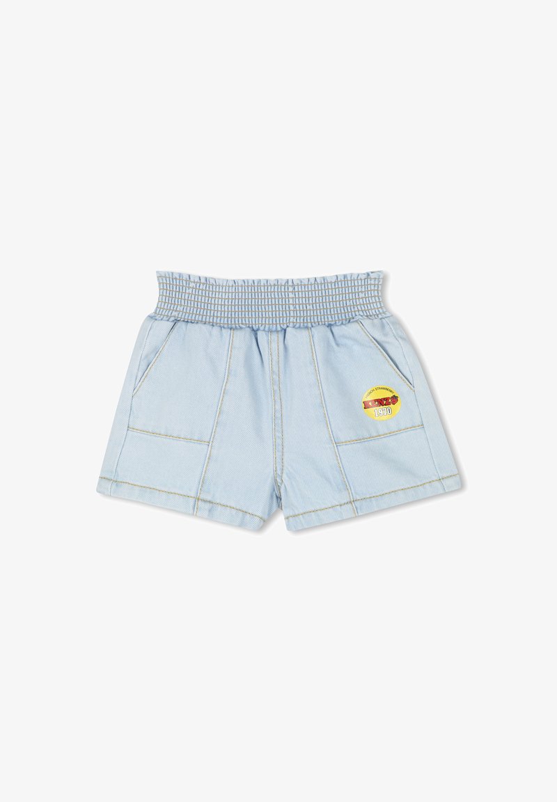 Shorts en denim bleu clair avec une taille froncée, deux poches avant et une étiquette circulaire avec le logo "1970" en jaune et rouge.