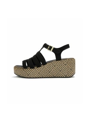 Zwarte suède sleehaksandaal met meerdere bandjes, gouden gesp en een platformzool met geweven geometrisch patroon.