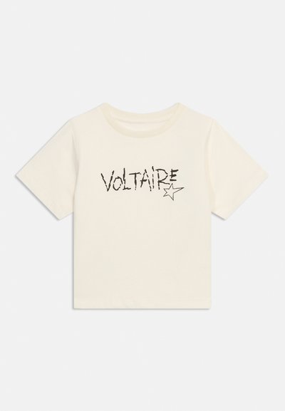 T-shirt à manches courtes couleur crème avec l'inscription "VOLTAIRE" et une étoile imprimées en noir sur la poitrine, sur un fond blanc.