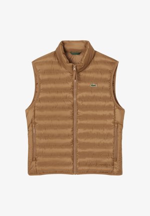 Gilet imbottito tan con colletto alto, chiusura centrale con cerniera e due tasche laterali con cerniera; presenta un piccolo logo verde sul lato sinistro del petto.