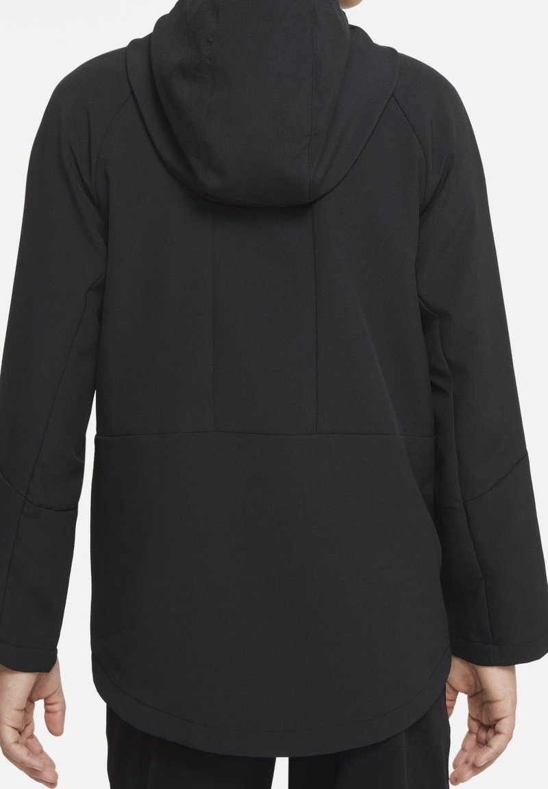 Czarna kurtka z kapturem o gładkiej fakturze, z dłuższym tylnym końcem i rękawami raglanowymi. Prosty design bez widocznych elementów metalowych.