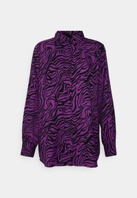 Chemise à manches longues en tissu violet avec un motif zèbre noir, dotée d'un col et d'une fermeture à boutons.