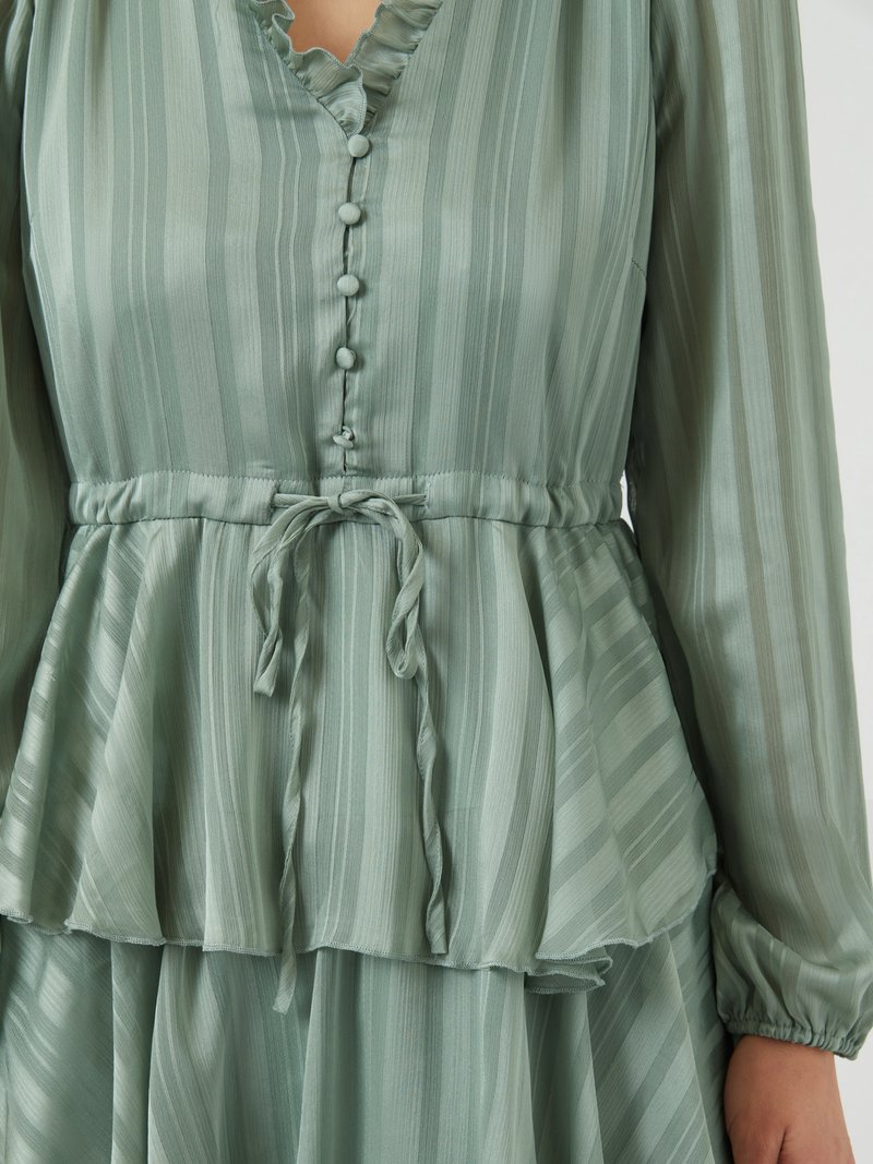 Peplumkleid in Hellgrün mit vertikalen Streifen, Rüschenausschnitt, Knopfdetails auf der Vorderseite und gebundenem Taillengürtel. Weiche, seidige Textur.