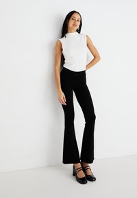 Gina Tricot FLARE TROUSERS - Tygbyxor - black
