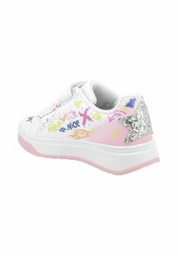 Sneaker bianca con motivi colorati in stile graffiti, dettagli rosa e una stella argento luccicante sul tallone. Presenta una texture liscia e una forma arrotondata.