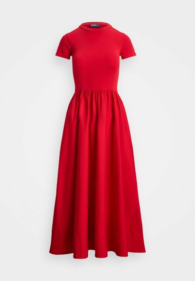 Sarkans midi kleita ar īsām piedurknēm, pieguļošs augšdaļa un savākta svārku daļa. Izgatavota no gludas auduma ar apaļu izgriezumu un bez redzamām aizdariem.