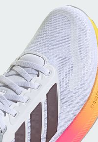 adidas Performance RUNFALCON 5 - Chaussures de running sur route - cloud white   aurora met core black