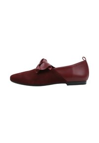 Zapato plano burdeos con un acabado de ante suave, puntera afilada y un lazo decorativo en la parte superior. Diseño simple con un tacón bajo y redondeado.