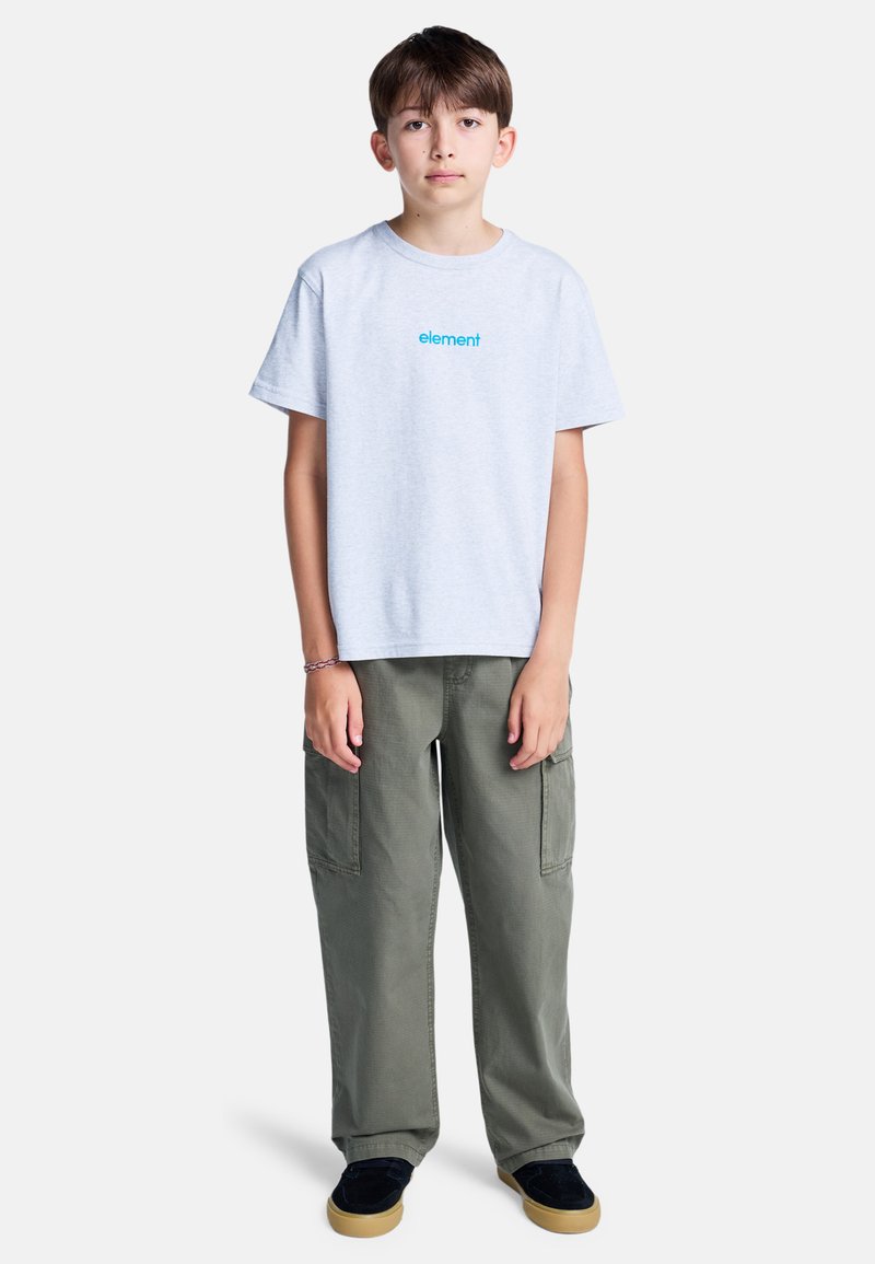 Graues Baumwoll-T-Shirt mit blauem "Element"-Logo, kombiniert mit locker sitzenden grünen Cargo-Hosen und schwarzen Schuhen mit beigefarbenen Sohlen.