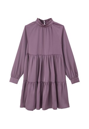 Langærmet mauve kjole med rynket høj halsudskæring, lagdelt opsamlet nederdel og elastiske manchetter på en ens hvid baggrund.