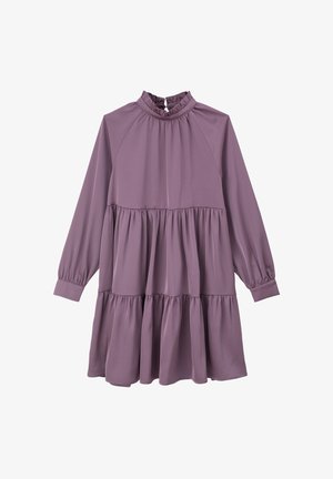 Langærmet mauve kjole med rynket høj halsudskæring, lagdelt opsamlet nederdel og elastiske manchetter på en ens hvid baggrund.