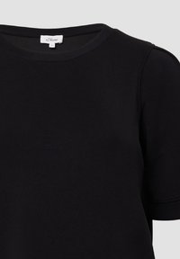 Zwart T-shirt met korte mouwen, gemaakt van een katoenmengsel. Kenmerkt zich door een ronde hals en subtiele naden op de schouders, geschikt voor casual gebruik.
