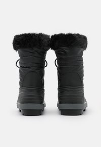 Botas de invierno negras con un cuello de pelaje sintético, parte superior de tela acolchada y suela de goma. Presentan un elástico con tope para un ajuste seguro y un diseño texturizado.