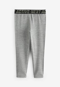 Grijze actieve leggings van een textuurstof, met een zwarte tailleband waarop in vette letters "ACTIVE NEXT" is gedrukt.