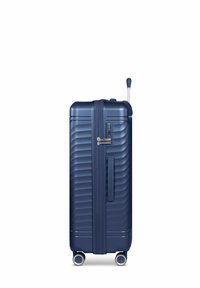 Marineblauwe hard-shell bagage met geribbelde textuur, dubbele wielen, telescopische handgreep, combinatie slot en zijhandgreep.