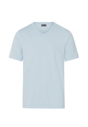 T-shirt bleu clair à manches courtes et col en V, avec une petite étiquette de marque grise à l'arrière à l'intérieur du col, design uni.