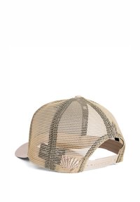 Gorra de béisbol de malla de color beige, con visera curva, correa ajustable y un sutil acento de concha en la parte trasera. Diseño de malla texturizada.