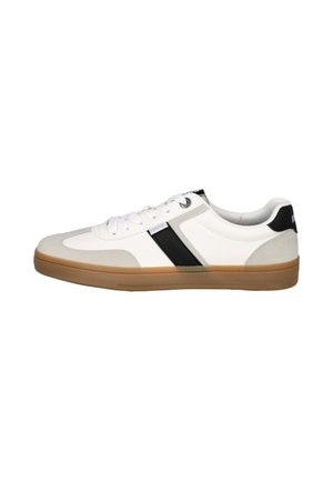 Zapatilla deportiva de corte bajo blanca y beige con una franja negra en el lateral y suela de goma marrón claro, vista desde el lado exterior.