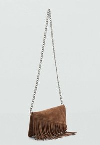 Borsa a tracolla in suede marrone con dettaglio frangiato nella parte inferiore, dotata di una tracolla in catena argentata e di una forma rettangolare piatta.