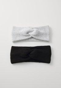 Fasce per capelli lavorate a maglia in grigio chiaro e nero, con design intrecciato. Tessuto testurizzato con dettagli a costine. Ognuna misura circa 12,5 cm di larghezza.