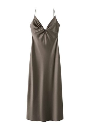Vestido marrón sin mangas con un profundo escote en V, detalle de torsión recogida en el centro y una silueta fluida hecha de tela suave y ligera.