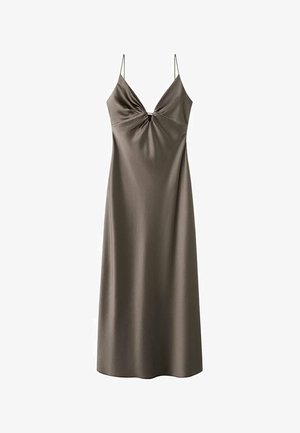 Bezramienna brązowa sukienka z głębokim dekoltem w kształcie litery V, marszczoną centralną częścią oraz zwiewną sylwetką wykonaną z gładkiego, lekkiego materiału.