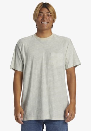 Ljust grå kortärmad t-shirt med horisontella ränder, rund halsringning och bröstficka. Mjuk textur med avslappnad passform.