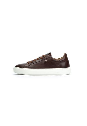 Sneakers en cuir marron avec semelle en caoutchouc blanche, bout rond, lacets marron et une marque minimaliste sur le côté. Texture lisse avec un léger brillant.