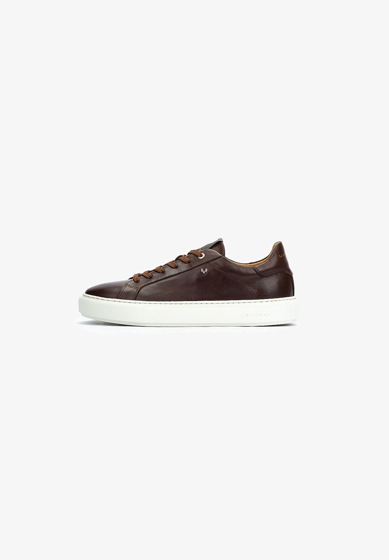 Sneaker in pelle marrone con suola in gomma bianca, punta rotonda, lacci marroni e branding minimale sul lato. Texture liscia con una leggera lucentezza.