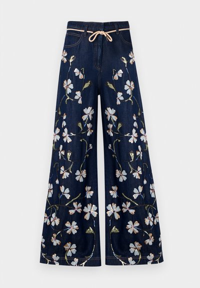 Pantaloni larghi in denim blu scuro con ricami floreali bianchi, rosa e verdi. Dotati di una vita con coulisse e tasche frontali.