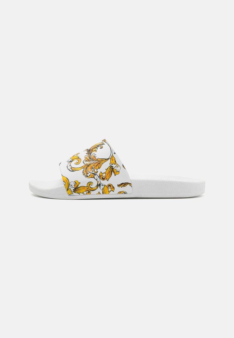 Sandálias brancas de slip-on com um padrão floral em amarelo e cinza na tira. Sola branca texturizada. Design minimalista.