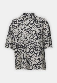 Camicia a maniche corte con bottoni in tessuto leggero, caratterizzata da un motivo astratto in nero e crema e da un design con colletto classico.
