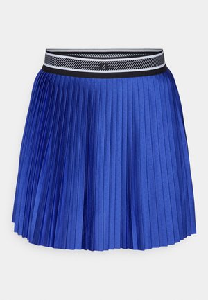 Falda azul plizada con un acabado texturizado y una cinturilla negra contrastante con acentos en blanco. Tejido ligero con un diseño casual.