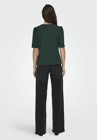 ONLY ONLANIE - T-shirt basic - scarab