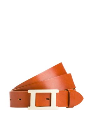 Hellbrauner Ledergürtel mit einer großen rechteckigen silbernen Schnalle, ordentlich auf einem weißen Hintergrund aufgerollt.