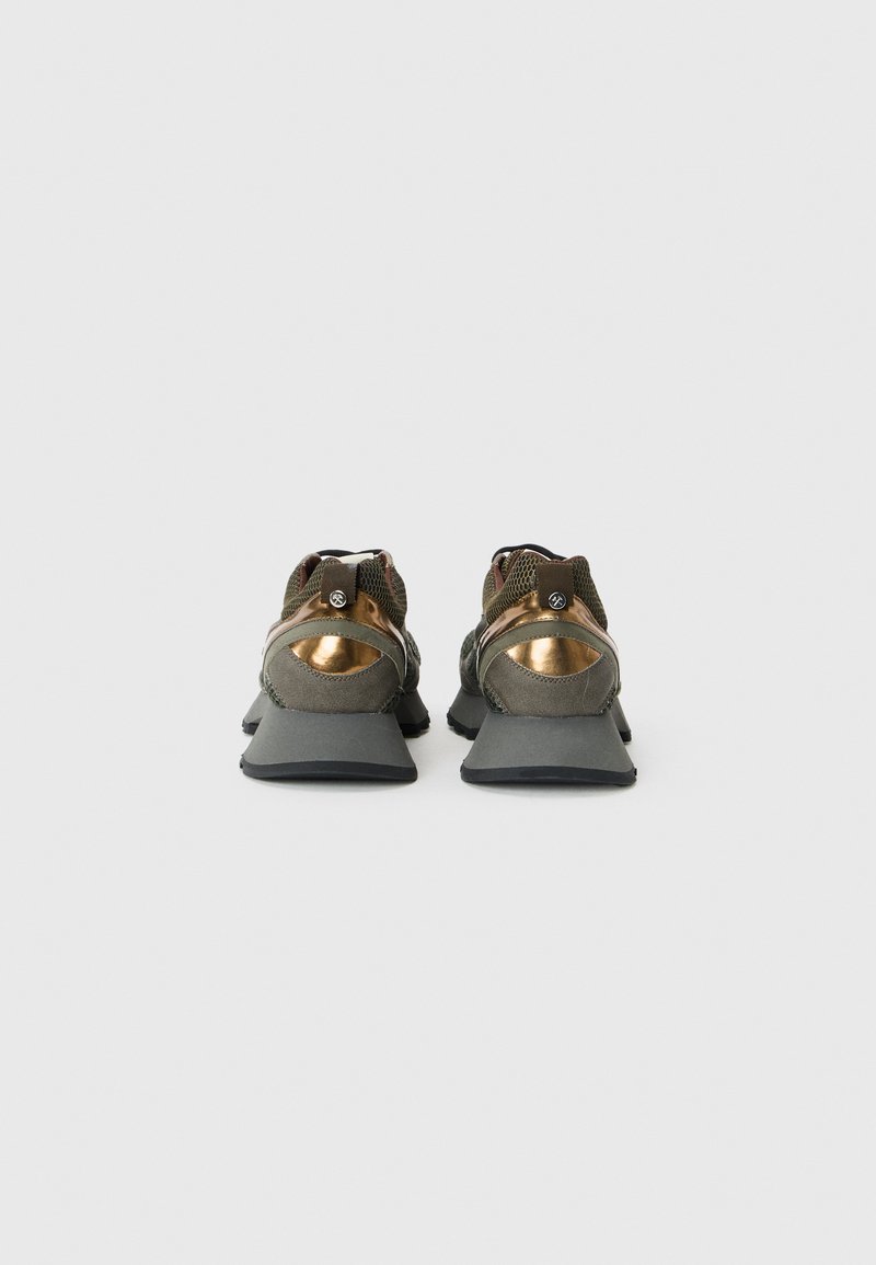 Groene sportschoenen met metallic bronzen accenten, mesh panelen en een gestructureerde hak. Voorzien van een gewatteerde kraag en rubberen buitenzool.
