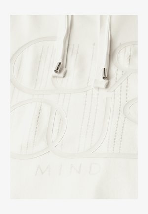 Bílá mikina s ribbenou strukturou, zdobená oversized lesklým písmem a minimalistickým designem. Nastavitelné šňůrky s kovovými konci.