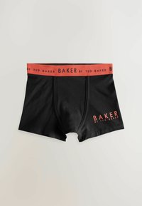 Crne bokserice s kontrastnim crvenim pojasom na kojem piše "BAKER BY TED BAKER", glatke teksture i uskog kroja.