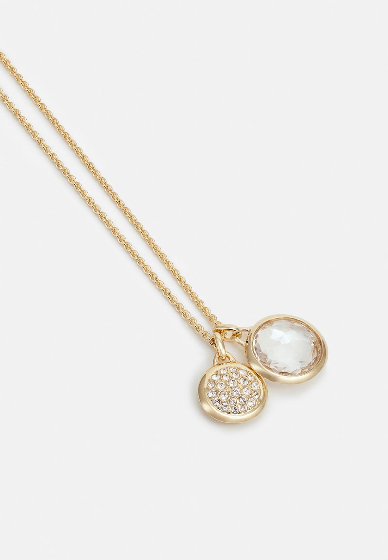 Collier doré avec une chaîne torsadée, comportant deux pendentifs : une pierre précieuse transparente et un charm circulaire orné de strass transparents.