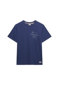 Camiseta de algodón azul marino con mangas cortas, cuello redondo, estampado frontal con el logo "Superdry & Co" y una pequeña etiqueta de tela en la costura lateral.
