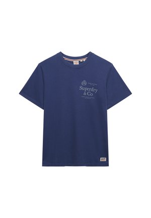 Granatowy bawełniany t-shirt z krótkimi rękawami, okrągłym dekoltem, nadrukiem z przodu z logo "Superdry & Co" oraz małą metką z tkaniny na bocznym szwie.