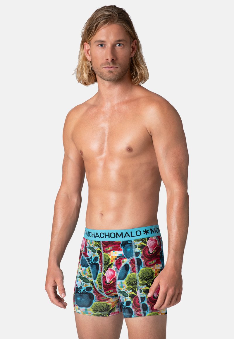 Férfi boxeralsó színes gyümölcs- és zöldségmintával. Világoskék elasztikus derékpánt "MuchaChomalo" márkajelzéssel. Puha, rugalmas anyag.