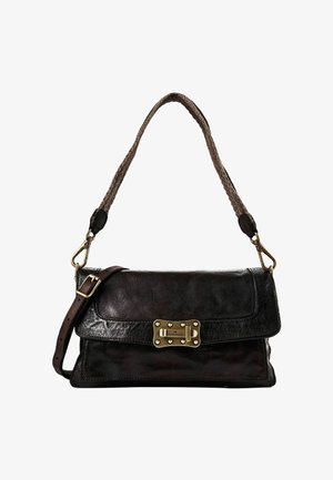 Bolso de hombro de cuero marrón oscuro con correa trenzada, hebilla ajustable y cierre rectangular dorado en la solapa frontal.