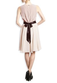 Robe sans manches couleur rose, avec un corsage ajusté, une jupe évasée et un nœud en satin marron foncé à la taille. Détail en trou de serrure au dos.