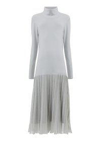 Lichtgrijze jurk met lange mouwen en een hoge halslijn, met een geplooide, semi-doorzichtige rok die van de taille tot halverwege de kuit reikt.