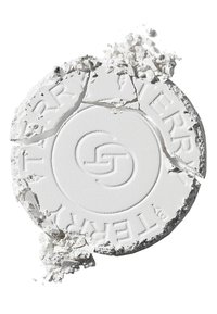 Poudrier compact rond blanc avec une surface texturée, partiellement cassé, révélant un intérieur lisse avec un logo en relief. Poudre fine éparpillée autour.
