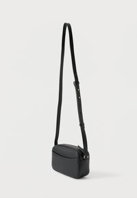 Bolso bandolera de cuero negro con forma rectangular, correa ajustable, detalles de herrajes dorados y cierre con cremallera. Textura lisa.